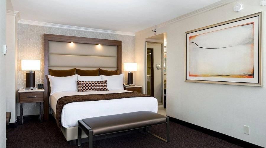 Hotel & Casino: Excalibur Hotel Review